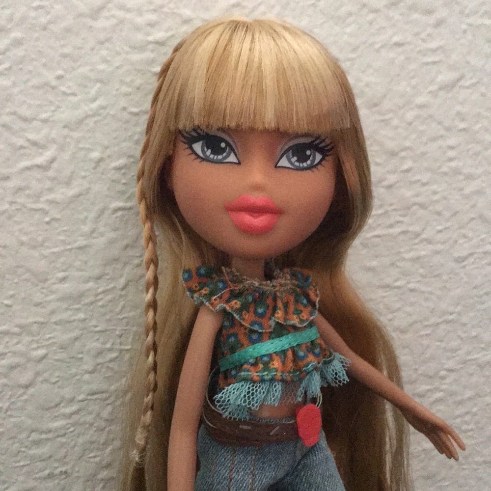 Bratz Doll MGA 2015 , articulated knees, fully clothed.